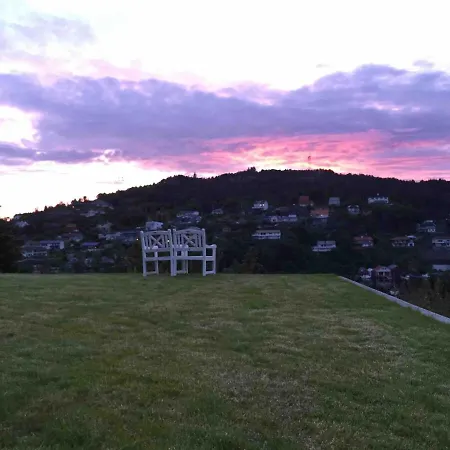 Modern Apartment, Stunning View, Large Garden! Lii