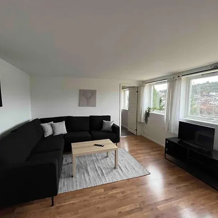 Modern Apartment, Stunning View, Large Garden! דירה